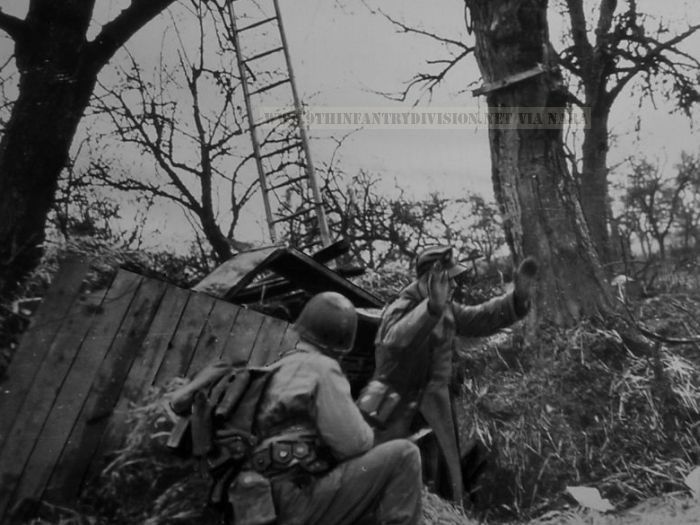 9th Division soldier takes prisoner