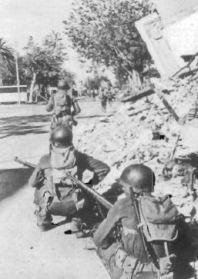 9th Infantry Division men enter Bizerte